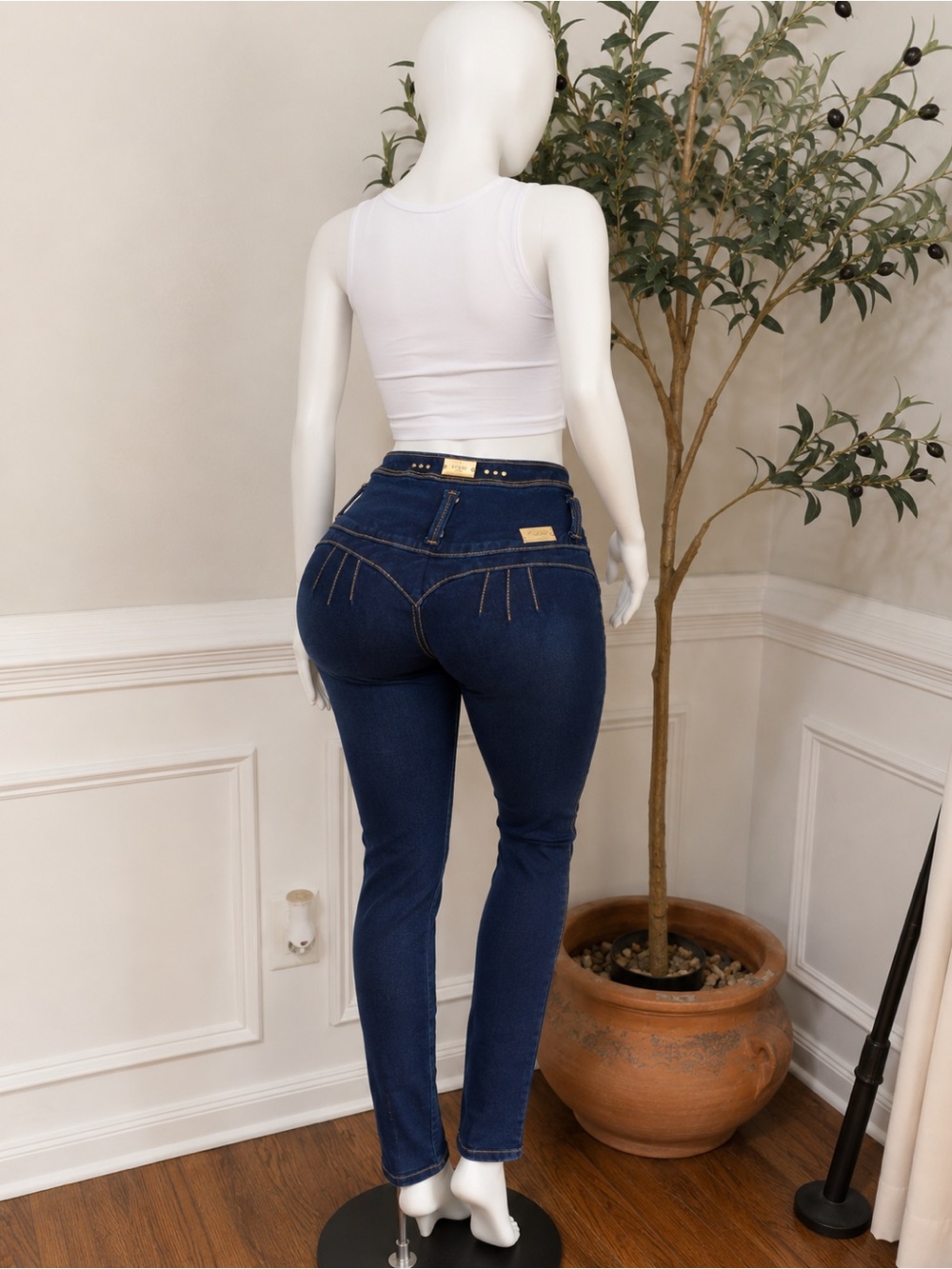 Size 6 Colombian "Levanta Cola" skinny jeans